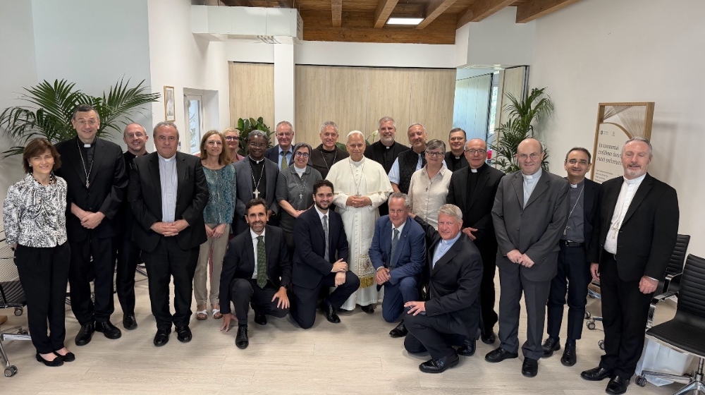 Pope Leo XIV with members of Loyola's Discerning Leadership Program (DLP)